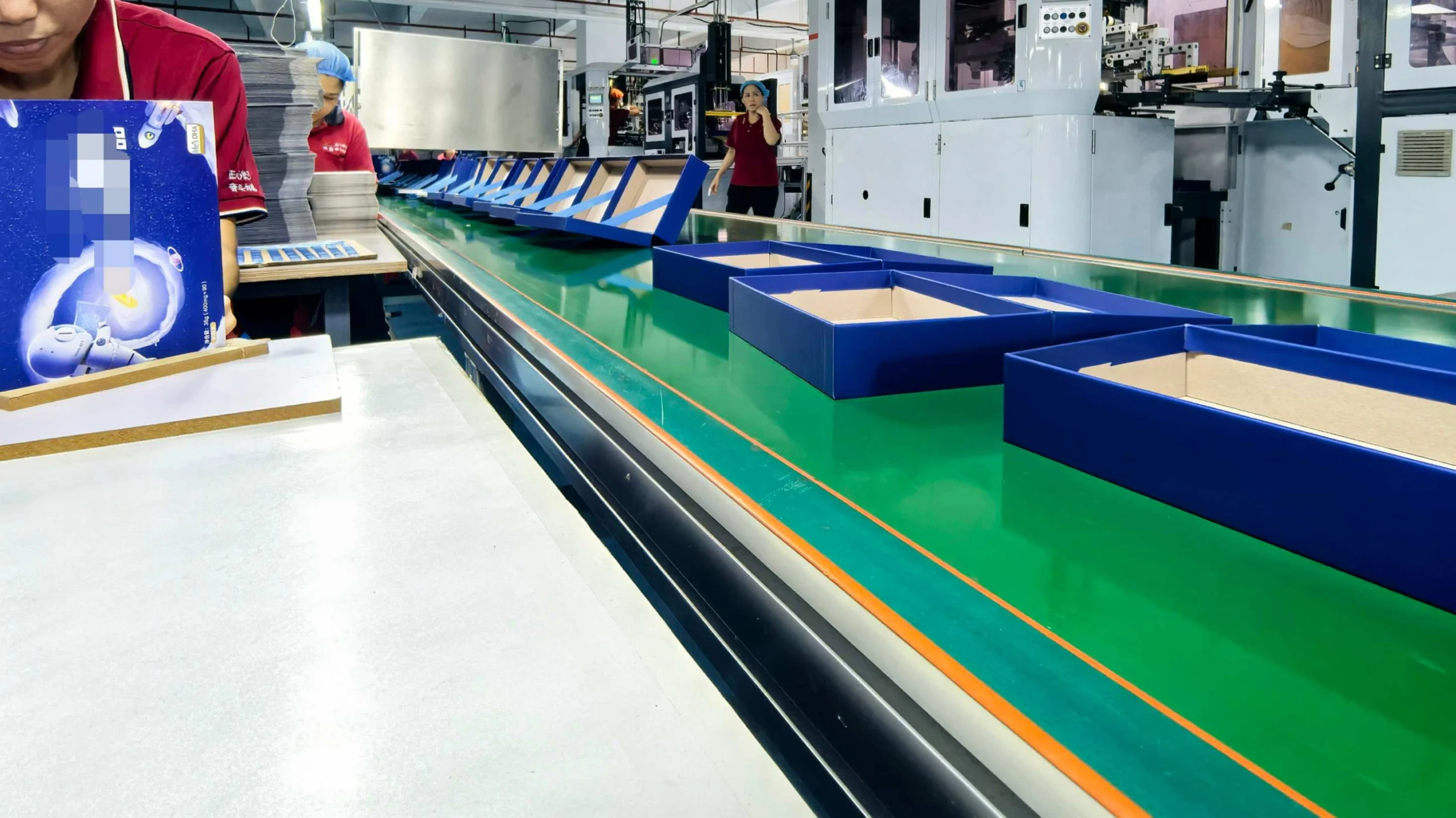 Custom rigid boxes in batch production for B2B packaging projects